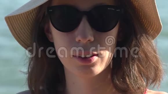 带沙滩反光太阳镜的时尚女性视频的预览图