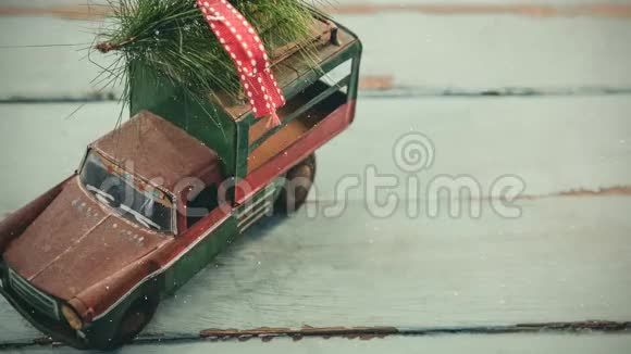 屋顶上有圣诞树的模型车还有降雪视频的预览图