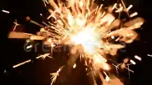 圣诞节期间在黑色背景高清慢镜头上燃烧的圣诞火花视频的预览图