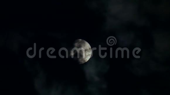 满月隐藏在乌云后面视频的预览图