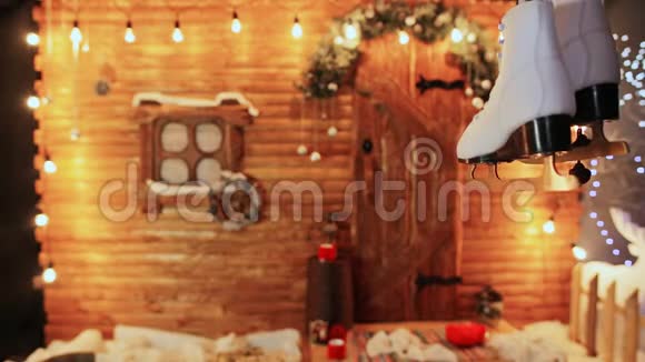 白女冰鞋背景上的一座木仙屋圣诞节和新年主题视频的预览图