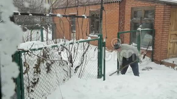 人清除房子附近的雪视频的预览图