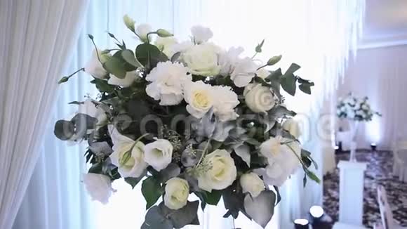餐桌上餐厅的婚礼花束白色的花玫瑰和绣球花视频的预览图
