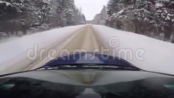 冬天在乡间小路上快速驾驶汽车从车顶上看视频的预览图