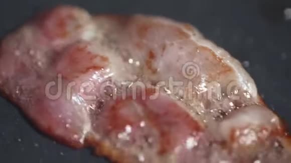 培根在煎锅上培根在煎煮肉英式早餐烤肉烤猪肉脆培根视频的预览图