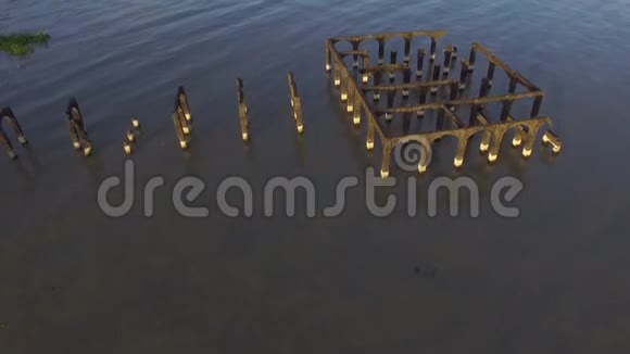 建在湖岸上的废弃建筑的遗留支柱视频的预览图