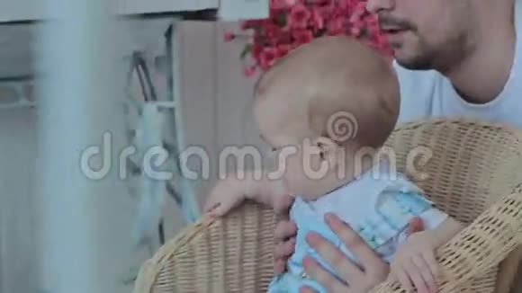小宝宝开始哭了视频的预览图