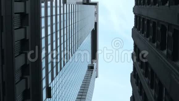 在纽约美国街的高架视野美国金融区的玻璃和混凝土摩天大楼视频的预览图