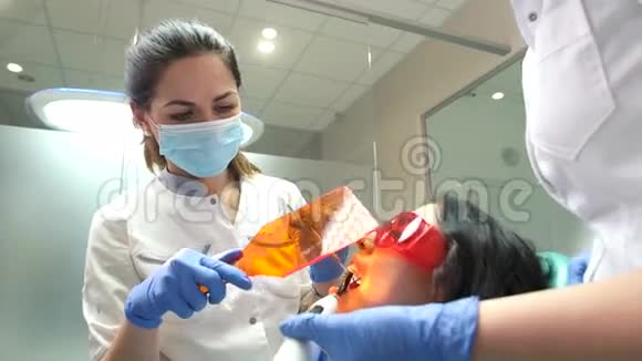 牙医持有紫外线屏蔽视频的预览图