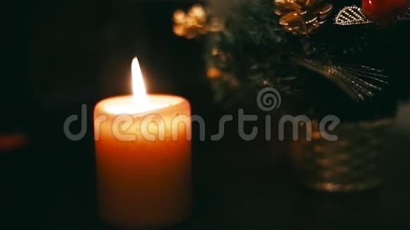 燃烛新圣诞树循环视频的预览图