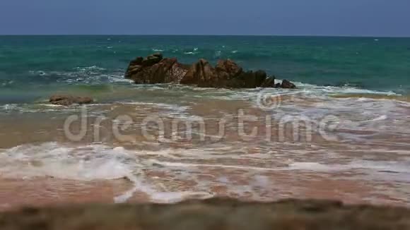 绿松石海浪潮冲向蓝天海滩视频的预览图