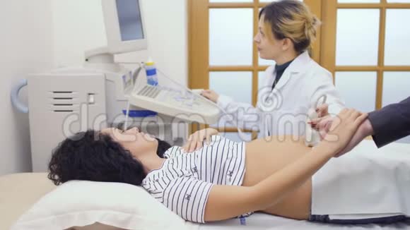 医生用超声波检查孕妇视频的预览图