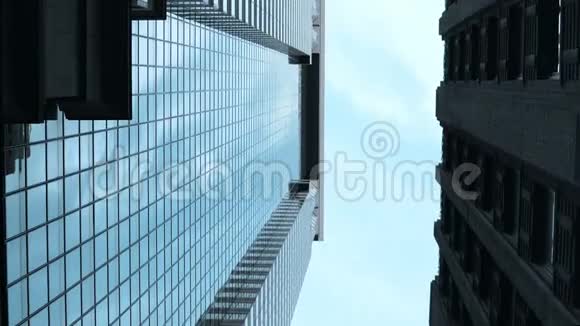 俯瞰美国纽约的商业街美国金融区的玻璃和混凝土摩天大楼视频的预览图