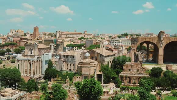 在晴朗的夏日举行的罗马论坛罗马最著名的地方之一视频的预览图
