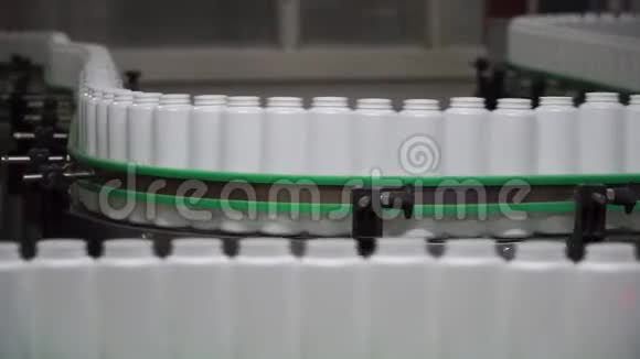 工厂和研究理念剪辑瓶子在生产线上移动传送带上的瓶子生产视频的预览图