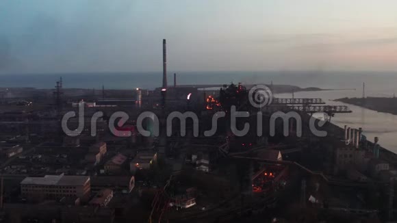 有高炉的工业生产厂房晚上时间视频的预览图