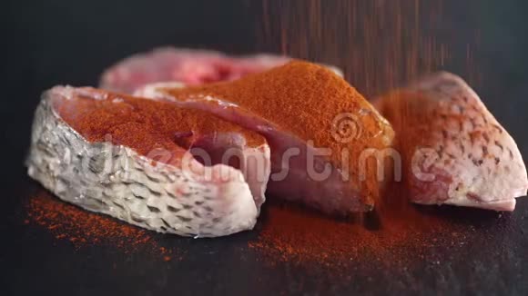 辣椒中的鲤鱼片生鱼片海食食品鱼食健康烹饪香料视频的预览图