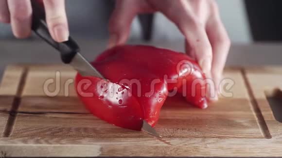 女人切红胡椒烤辣椒素食蔬菜沙拉在家做纯素食品视频的预览图