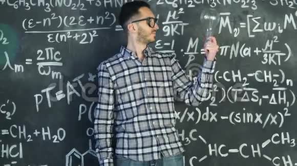 年轻的科学家站在化学方程式和数学方程式墙上室内视频的预览图