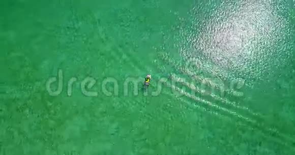 V06248空中飞行无人机马尔代夫白色沙滩jetski骑着阳光明媚的热带天堂岛视频的预览图
