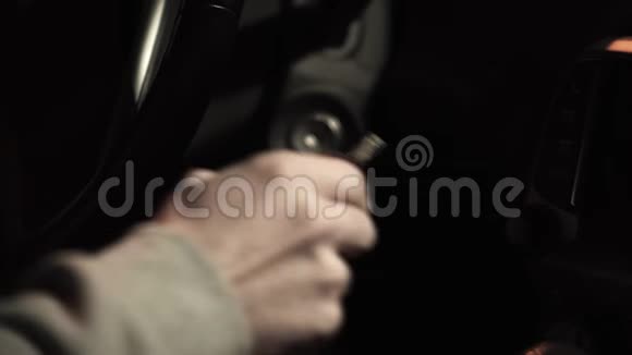 男性手把汽车钥匙放进插座启动引擎视频的预览图