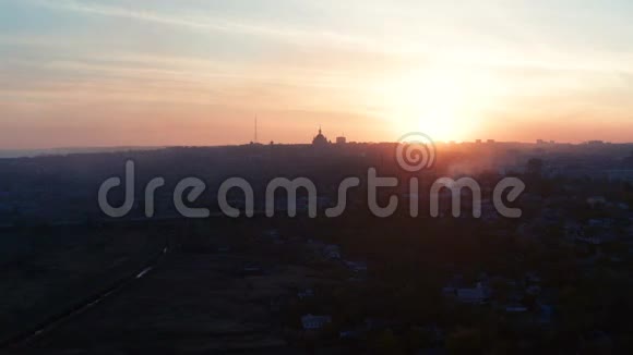 城市上空日落建筑物的轮廓视频的预览图