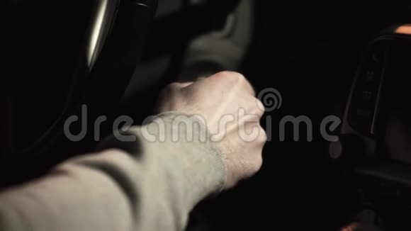 人臂将汽车钥匙插入插座启动发动机视频的预览图