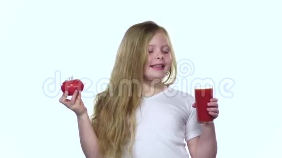 小女孩喝番茄汁舔嘴唇白色背景慢动作视频的预览图