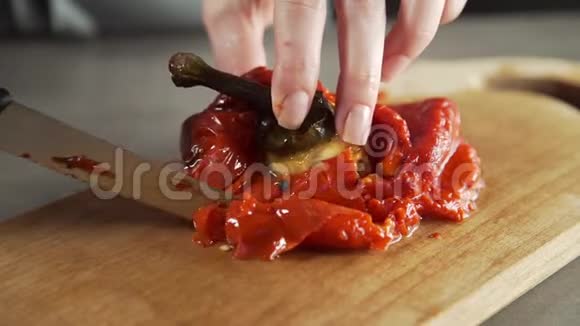 厨师用蔬菜橄榄油和辣椒做沙拉新鲜沙拉自家花园的蔬菜自己做健康食品视频的预览图