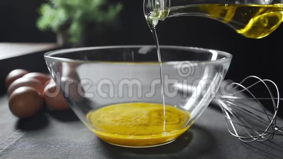 厨师在碗里加入葵花籽油制作蛋黄酱橄榄油天然原料和健康食品视频的预览图