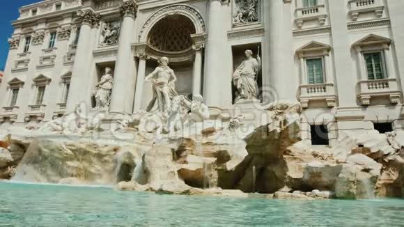 罗马著名的特雷维喷泉在世界各地的游客中很受欢迎的地方慢镜头视频的预览图