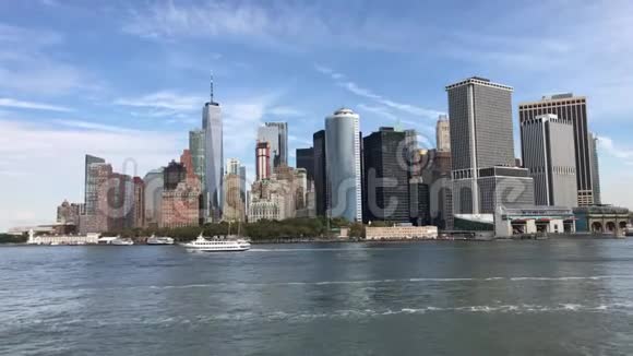 从海上到达纽约曼哈顿从史坦登岛渡轮看纽约曼哈顿的天际线视频的预览图