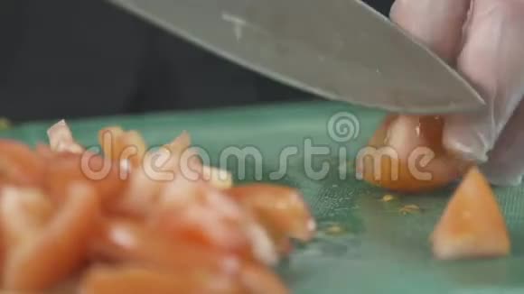 用前刀切番茄的特写厨师手视频的预览图