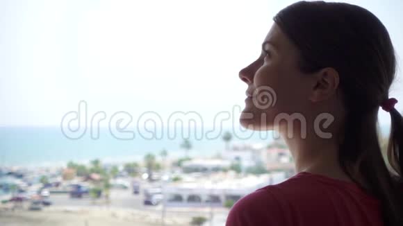 从露台欣赏海景的女人剪影从阳台看码头的女性旅行者视频的预览图