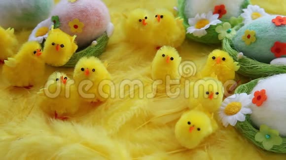 黄色的复活节玩具小鸡和鸡蛋的背景羽毛节日视频贺卡视频的预览图
