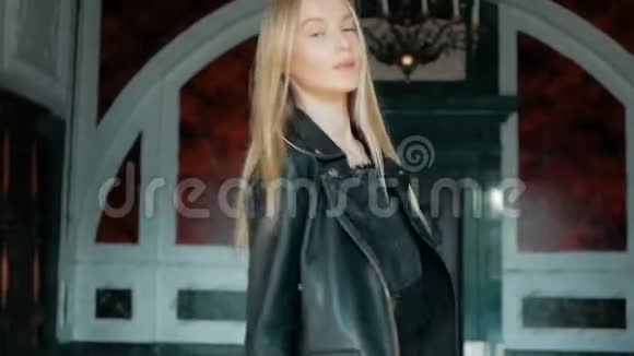一位穿着皮夹克的蓝眼睛金发美女的时尚画像视频的预览图