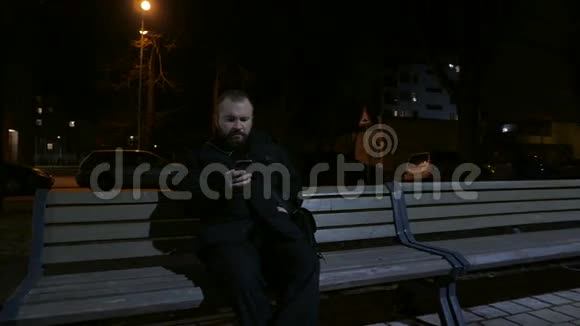 一对晚上坐在长凳上的夫妇视频的预览图