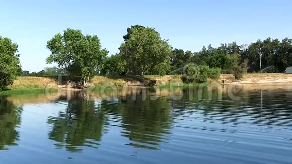 池塘里有小浪有树和蓝天视频的预览图