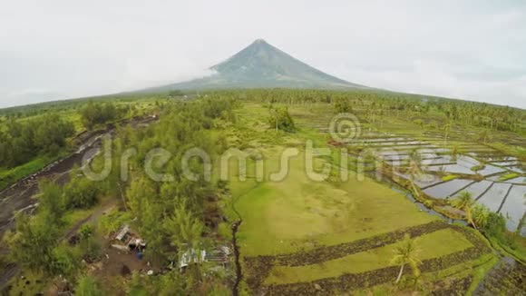 马永火山靠近菲律宾的勒加兹皮市从空中俯瞰稻田玛雅火山是一座活火山视频的预览图