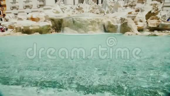 罗马著名的特雷维喷泉在世界各地的游客中很受欢迎的地方广角倾斜镜头视频的预览图