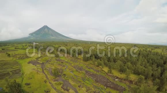 马永火山靠近菲律宾的勒加兹皮市从空中俯瞰稻田玛雅火山是一座活火山视频的预览图