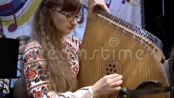 乌克兰乐器演奏的音乐家班杜拉视频的预览图
