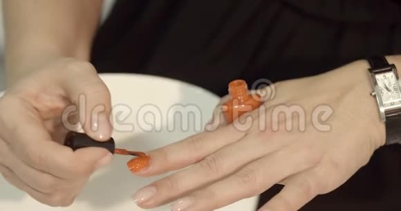 女人亲手给自己修指甲视频的预览图