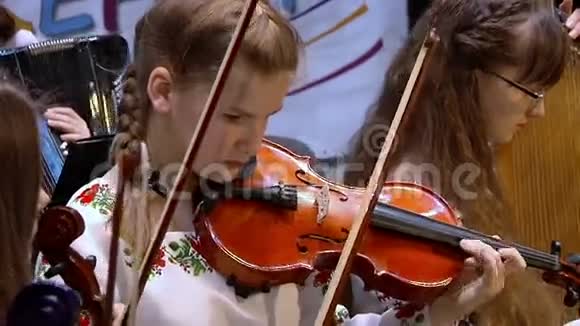 音乐家拉小提琴的特写视频的预览图