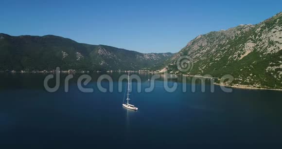 Kotor湾拥有游艇的宁静海湾的鸟瞰图视频的预览图