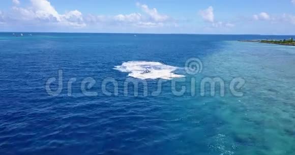 V06171飞机飞行无人机马尔代夫白色沙滩喷气机乘坐阳光明媚的热带天堂岛与水视频的预览图