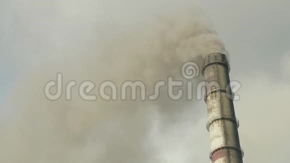 一个化工厂的管道里冒着浓浓的黑烟大气污染与温室效应视频的预览图