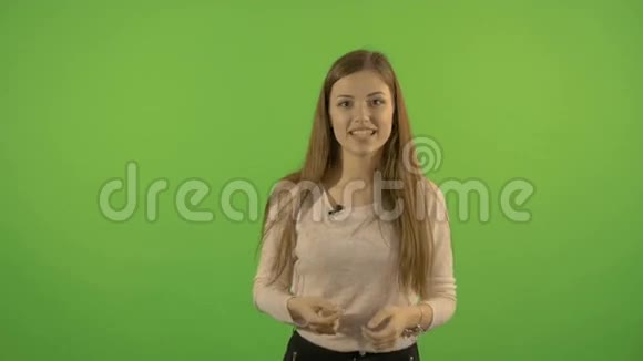 绿色屏幕背景上美丽的年轻白人模特微笑露出一个爱与再见的姿态视频的预览图