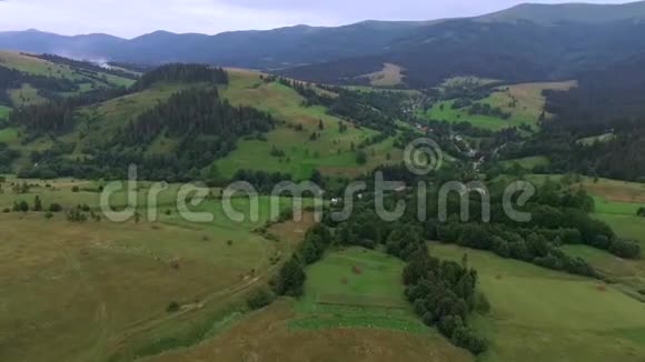 山的低地的山和房屋的壮丽景观视频的预览图