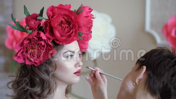 化妆师和模特一起工作一个年轻女孩在美容院的化妆化妆师用化妆视频的预览图
